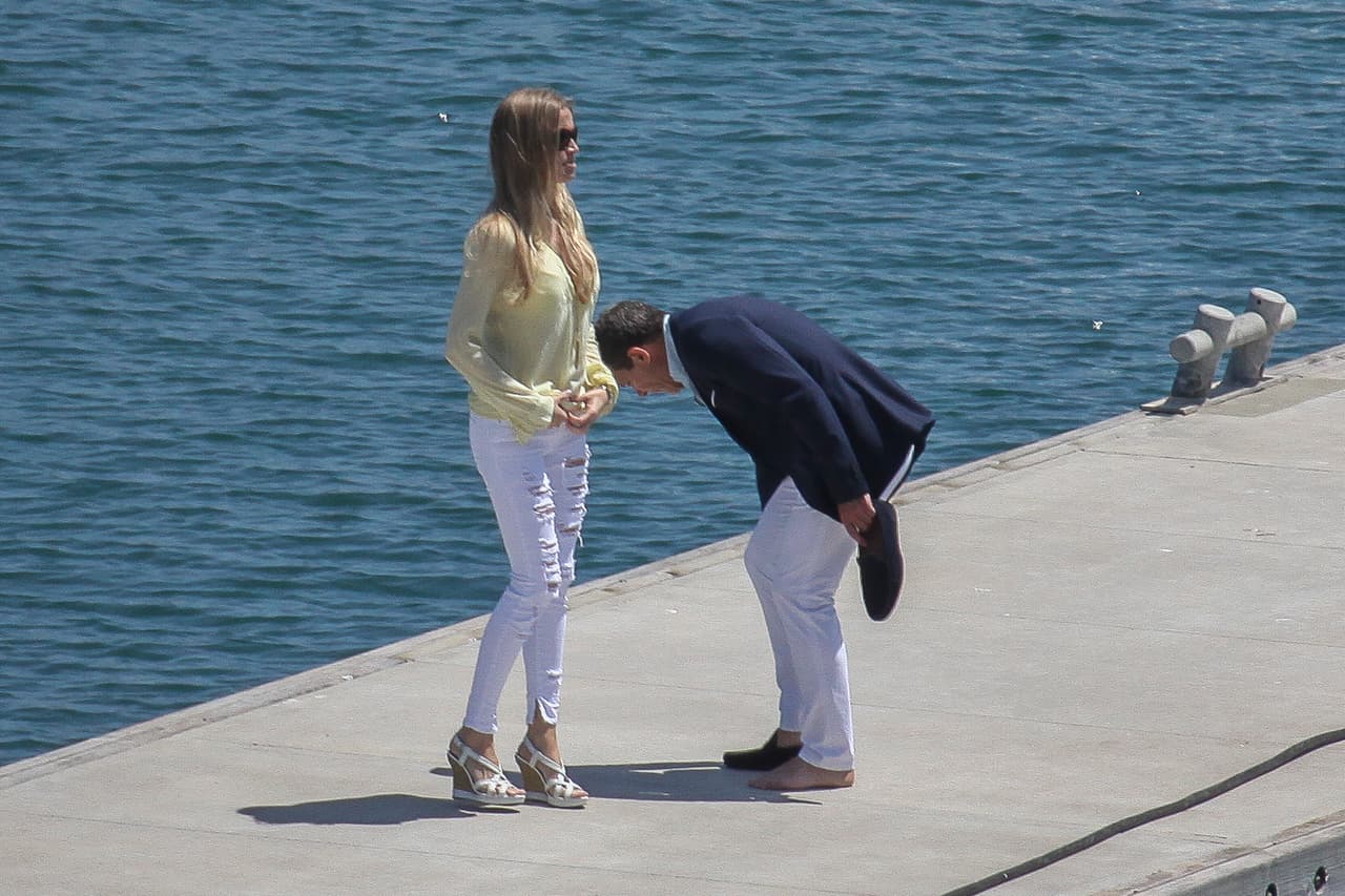 Esperaron por la llegada de un yate.