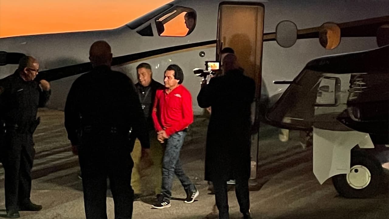 Rosales llegó la tarde de este miércoles al aeropuerto Hooks en el noroeste de Houston, luego de 
<a href="https://www.univision.com/local/houston-kxln/charles-galloway-precinto-5-condado-harris-sospechoso">ser arrestado en Ciudad Acuña</a>, en el estado mexicano de Coahuila.