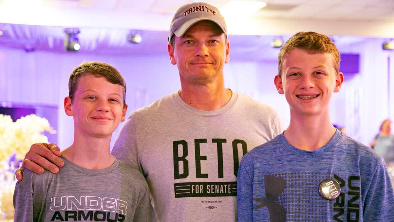 Jon Bryan, padre de dos adolescentes, dice: "Beto me impresiona por ser una persona amable, compasiva y fuerte. Es un hombre íntegro que representará a los texanos, no solo a aquellos que apoyan directamente sus ideales políticos".