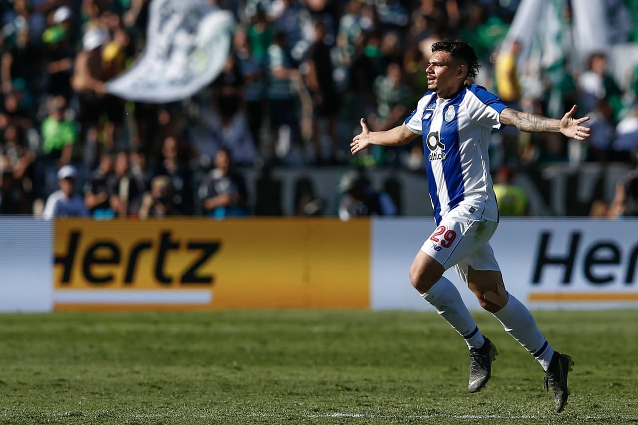 Al minuto 40' una asistencia del mexicano Héctor Herrera le permitió a Tiquinho (derecha) anotar el 1-0 para el Porto.