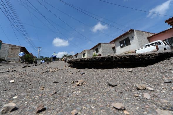 Medios locales reportaron hundimientos en la carretera a la salida hacia Olancho.