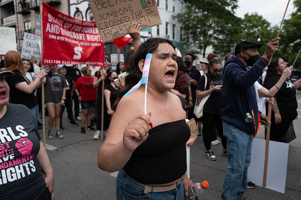 La protesta fue organizada por miembros de la Coalición de Illinois por los Derechos de los Inmigrantes y Refugiados, la Red de Acción Árabe Estadounidense, la Coalición para una Mejor Comunidad Chino Estadounidense y líderes laborales de SEIU.
