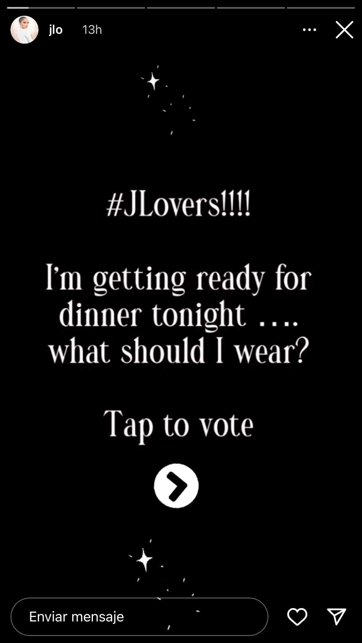 "Preparándome para salir a cenar esta noche…
<b> ¿Qué me pongo?</b> ¡Voten!", les pidió. 
<br>