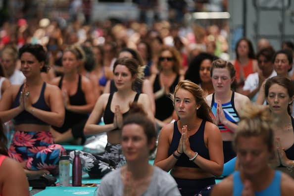 Esta práctica combina ejercicios de respiración, posturas que fomentan la flexibilidad y meditación.
<br>