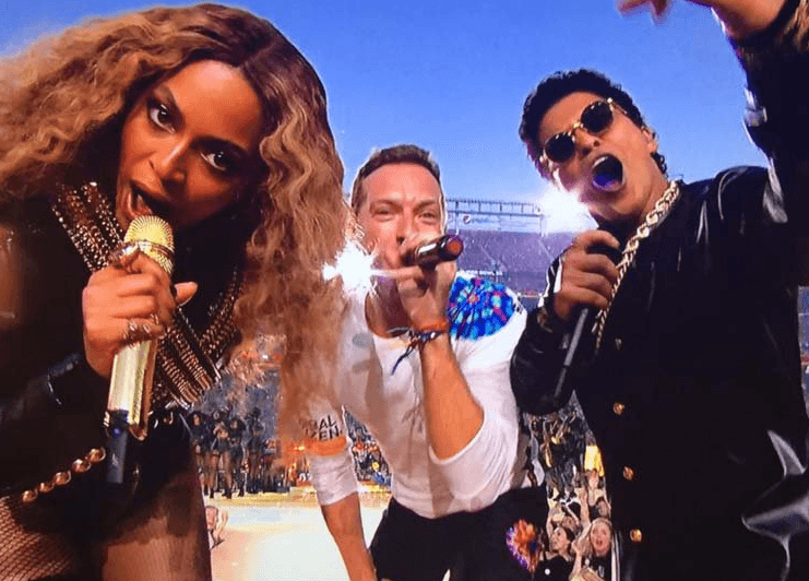 Entre los tres lograron un show eléctrico y lleno de color, a la altura de la edición 50 del evento deportivo.