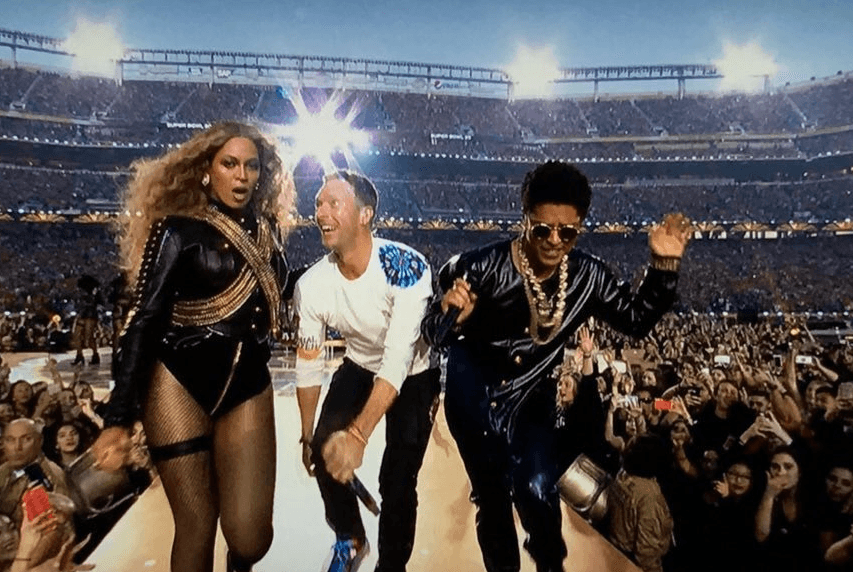 El talento de estos titanes de la música, se fusionó a ritmo de 'Uptown Funk'.