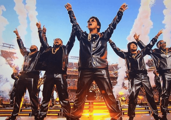 Su estilo y talento únicos hicieron arder a todos los asistentes, que respondieron con gritos y baile al llamado de Mars.