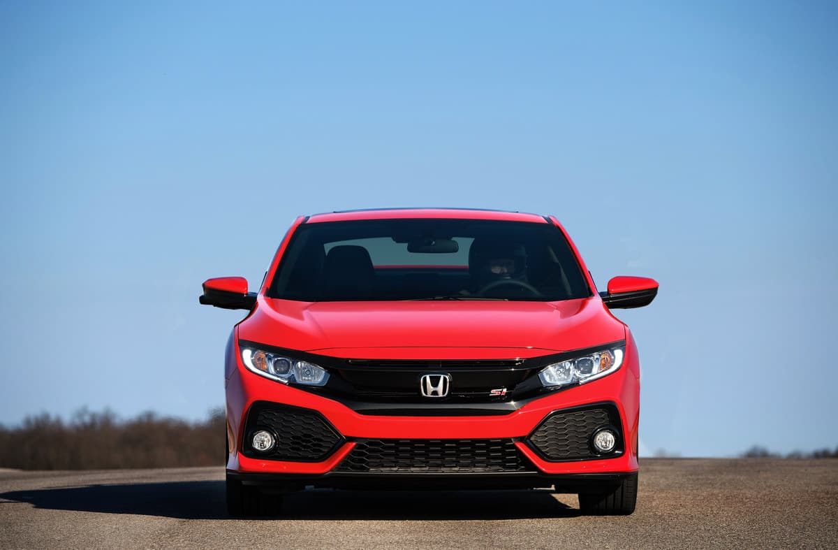 Este modelo estrena nuevos faros delanteros y un mayor número de acentos cromados para refrescar su apariencia.