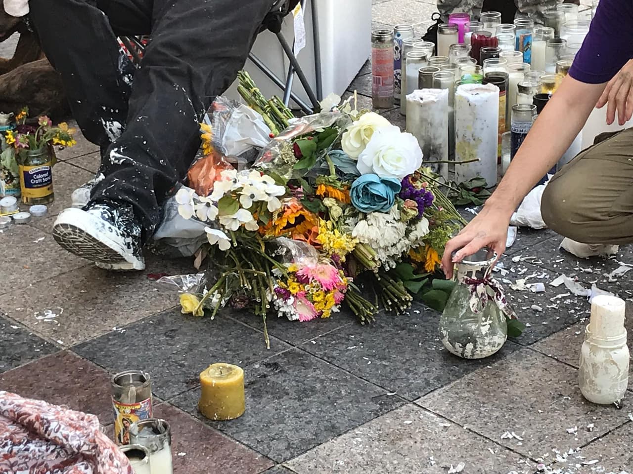 Un hombre,
<a href="https://www.tiktok.com/@homelesswithaniphone/video/6854522316227890437" target="_blank">identificado en TikTok como @homelesswithaniphone</a>, subió un video mostrando cómo destruía un altar creado para honrar la memoria de 
<a href="https://www.univision.com/local/austin-kakw/crean-altar-para-recordar-a-victima-de-tiroteo-durante-protesta-en-el-centro-de-austin-fotos">Garrett Foster</a>, que murió el pasado sábado luego de un tiroteo durante una manifestación contra la brutalidad policiaca y el racismo.