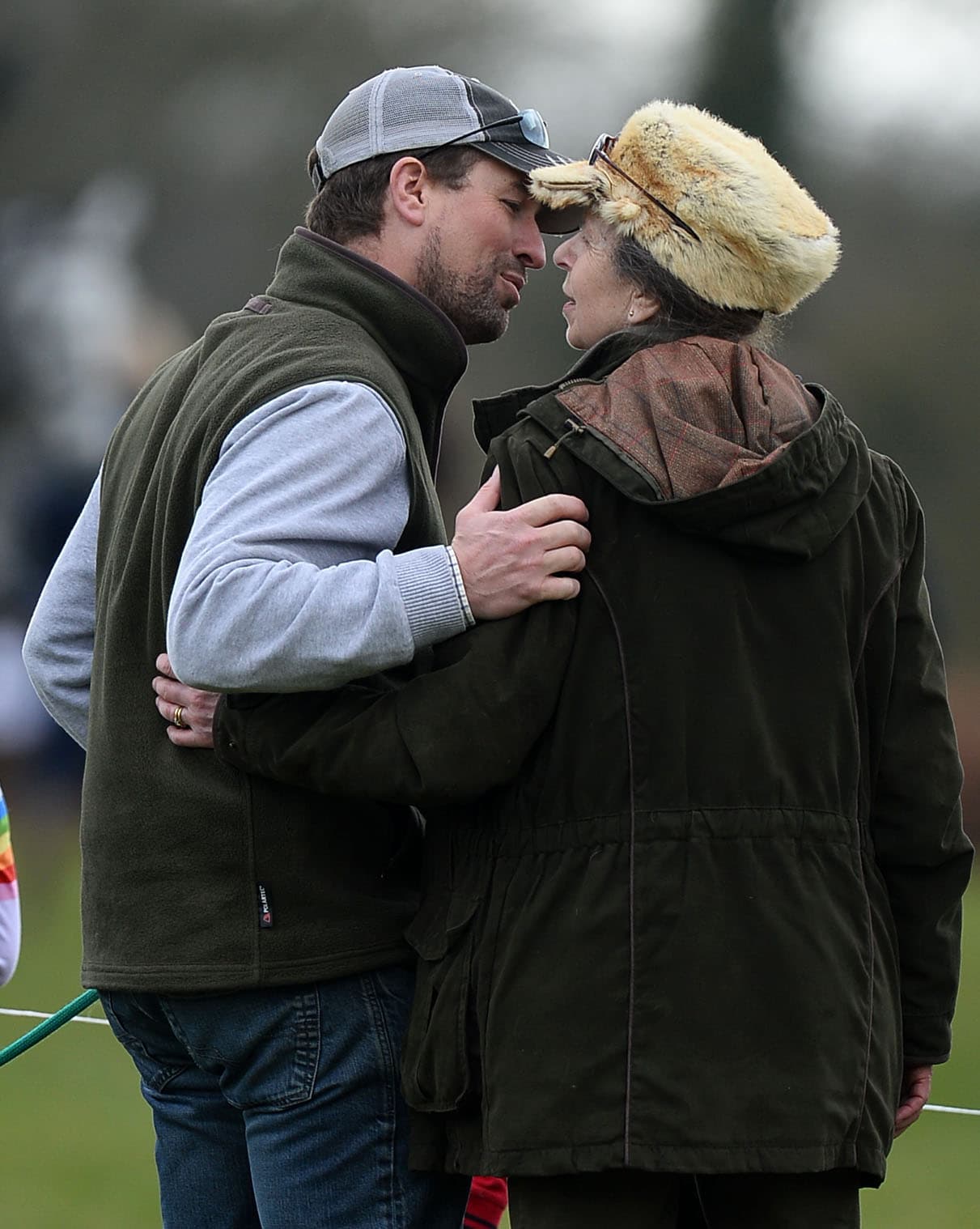 Tres de los cuatro hijos de la reina están divorciados, incluida
<b><a href="https://www.univision.com/famosos/esta-es-la-verdad-del-supuesto-desaire-de-la-princesa-ana-a-los-trump-y-por-el-que-se-creia-la-reina-la-regano-video" target="_blank"> la princesa Ana</a></b> (madre de Phillips y con él en la foto). Ella se separó de Mark Phillips en 1992. 
<br>