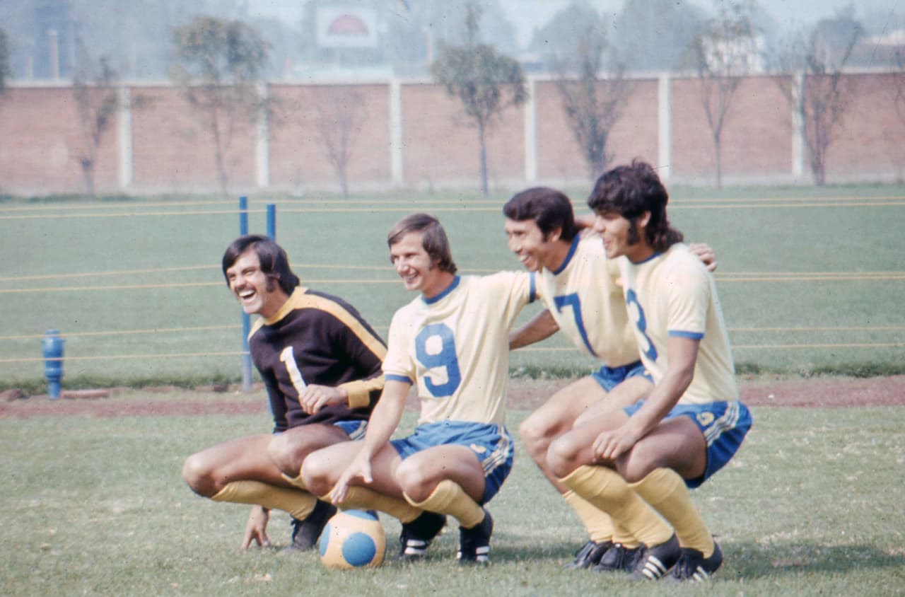 Albino Morales, con el número 7, junto a Antonio Zamora del lado derecho, ambos jugarían también para las Chivas.
