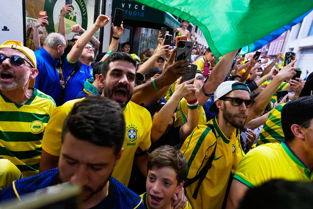 Los hinchas de Brasil corean cánticos a la llegada de su equipo a Filadelfia antes del partido de futbol del grupo C de la Copa Mundial, el jueves 18 de junio de 2026.