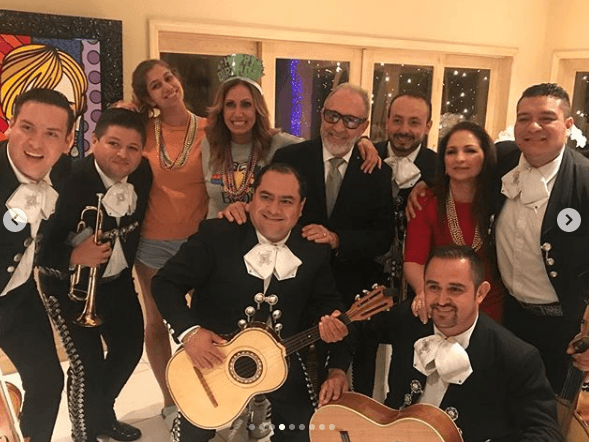 En el festejo, Lili estuvo 
<b><a href="https://www.univision.com/shows/premio-lo-nuestro/lili-y-lina-las-fotos-de-una-noche-de-ensueno-de-madre-e-hija-en-premio-lo-nuestro-fotos" target="_blank">acompañada de su hija Lina</a></b> y no podían faltar sus tíos, 
<b><a href="https://www.univision.com/temas/gloria-estefan" target="_blank">Gloria y Emilio Estefan</a></b>. La velada estuvo amenizada por música de mariachi.