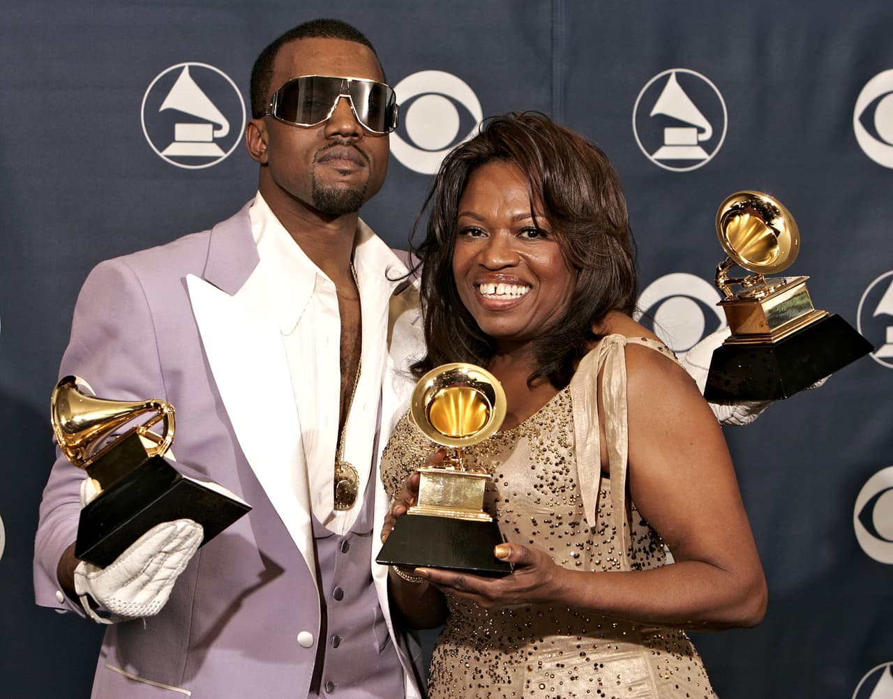 Donda West, madre del rapero Kanye West, murió a los 58 años en el quirófano el 10 de noviembre de 2007, mientras le practicaban una cirugía estética que constaba de una liposucción y reducción de senos.
