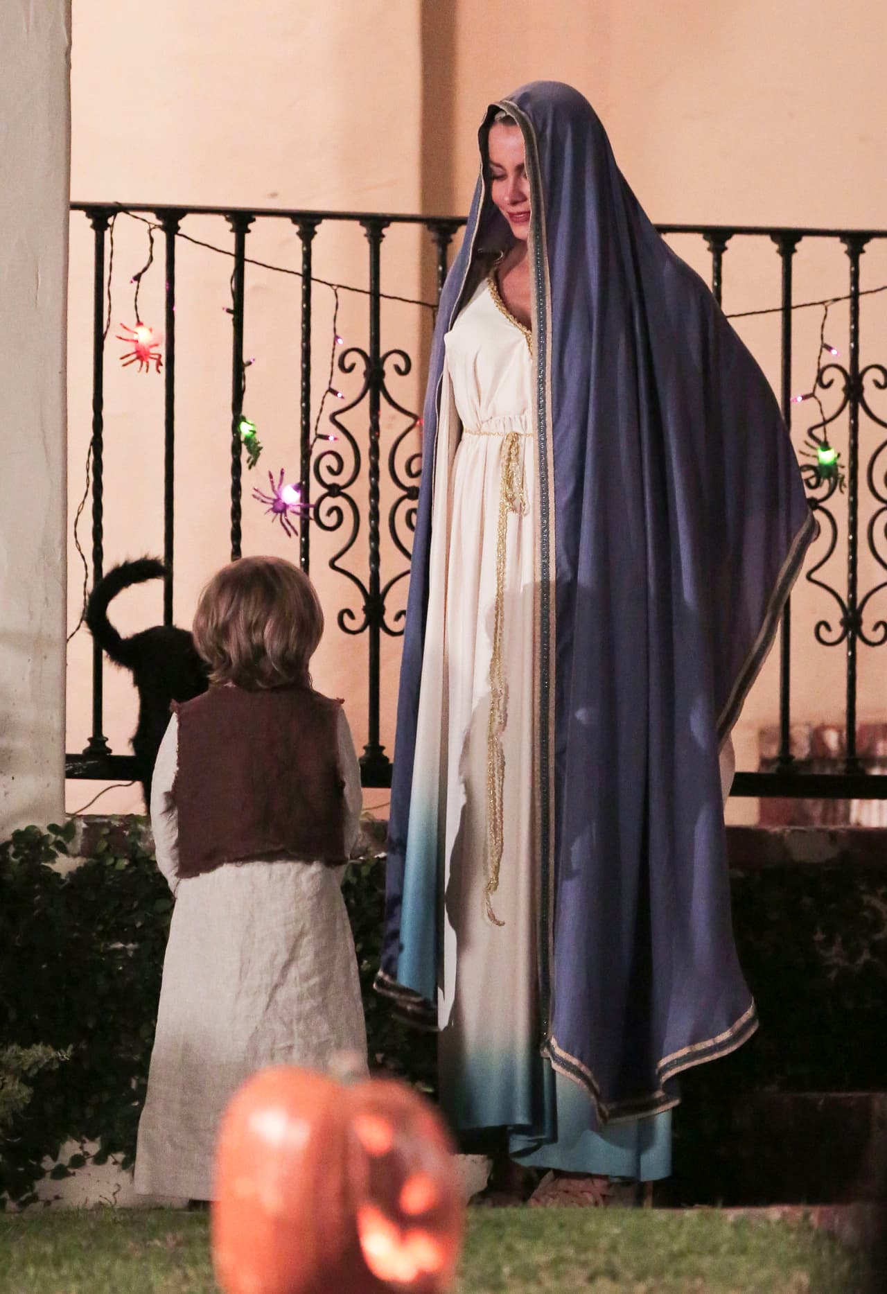 Sofía representaba a la virgen María mientras que su pequeñín era el niño Jesús.