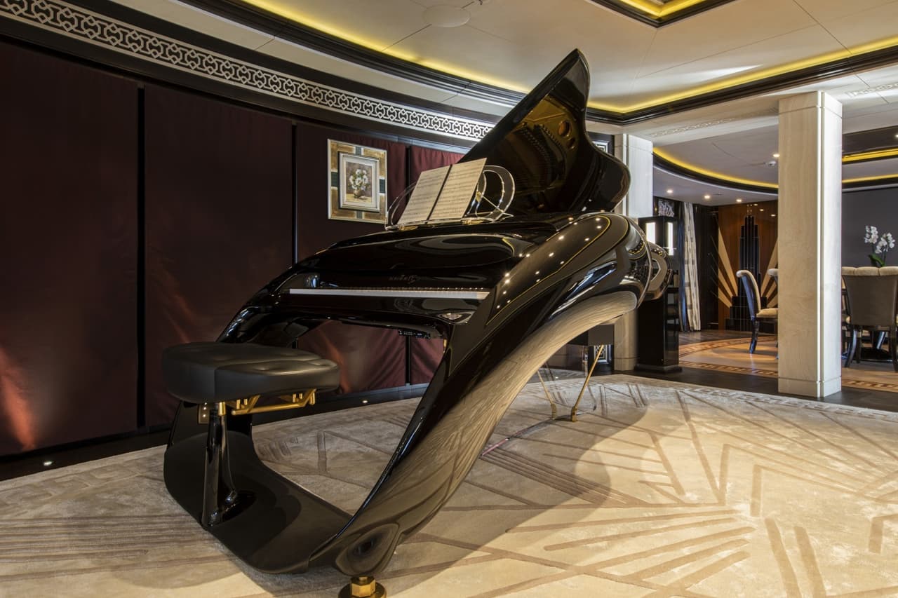 También cuenta con dos elementos que sin duda son de mucho agrado para Jennifer López: un gimnasio muy bien equipado y un piano automático Schimmel Pegasus.