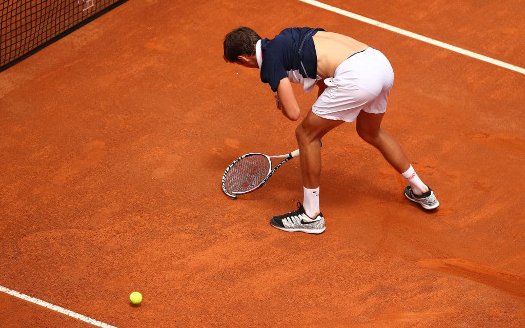 Ahí mismo fue cuando hizo perder la razón al ruso Daniil Medvedev, pues con sus saques ‘de cuchara’ y golpes entre las piernas, Medvedev de la desesperación rompió su raqueta contra el suelo.