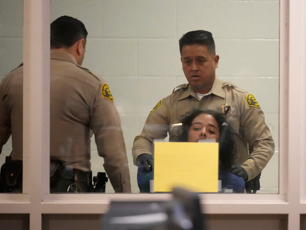 La familia de Kevin Salazar, específicamente 
<b>su madre Marle</b> y su 
<b>hermana Jessica</b>, han salido en su defensa, recordando en todo momento que 
<b>él sufre una enfermedad mental</b>.