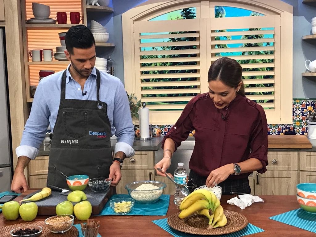 Karla Martínez y el chef Jesús siempre preparan deliciosos platillos en la cocina.