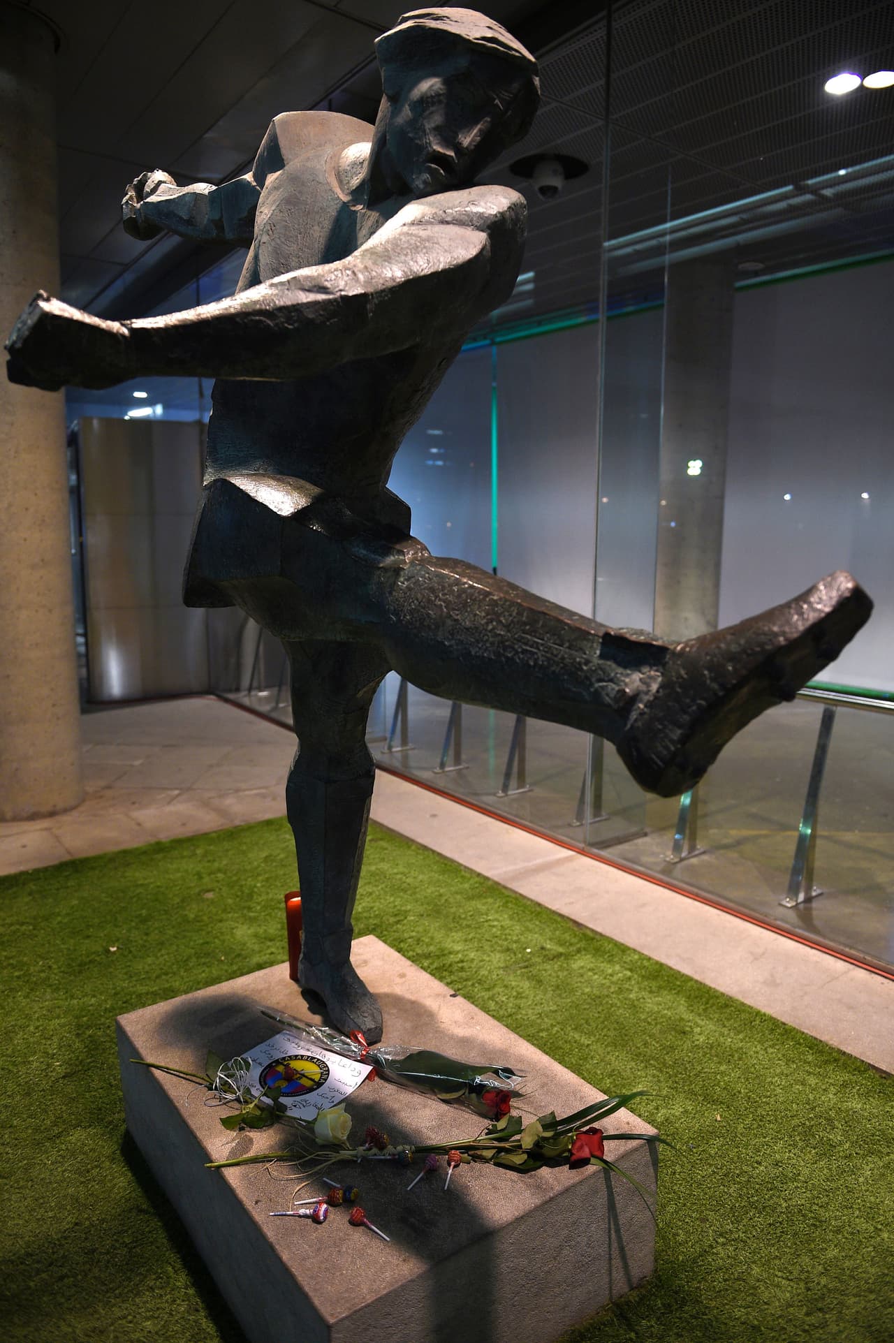 Así mismo, el club tiene una escultura dedicada a Johan Cruyff, ídolo legendario ya fallecido.