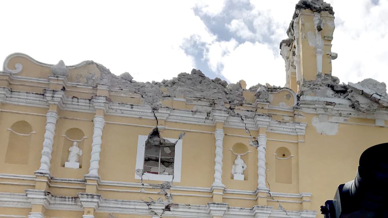 Mueren aplastados 11 miembros de una familia al caer el techo de la iglesia donde celebraban un bautizo durante el terremoto en México