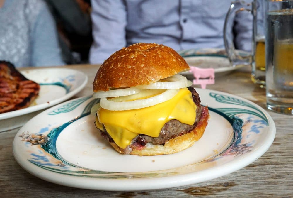 En el puesto 1 se encuentra la hamburguesa "Luger Burger" de Peter Luger ubicada en Nueva York, Nueva York. La carne recién molida se moldea en una taza de café, se coloca en los asadores de alta temperatura utilizados para los filetes del restaurante hasta que desarrolle una corteza oscura, y luego se deposita en sésamo.