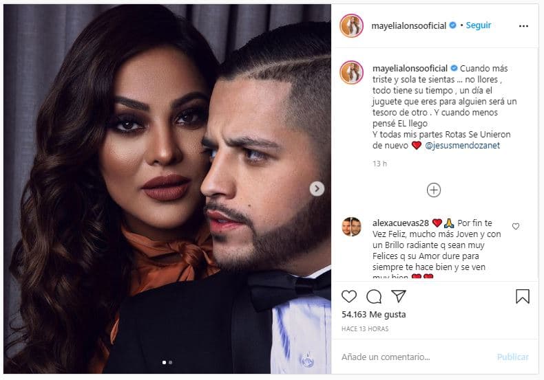 Junto a ellas escribió: "Cuando más triste y sola te sientas... no llores, todo tiene su tiempo. Un día el juguete que eres para alguien será un tesoro de otro. Y cuando menos pensé, él llegó y todas mis partes rotas se unieron de nuevo".