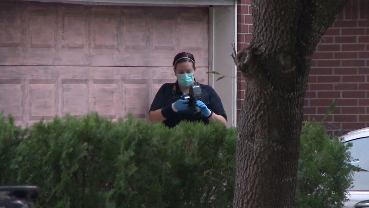 De acuerdo con las autoridades, la víctima es una mujer de entre 45 y 50 años. La investigación continúa.