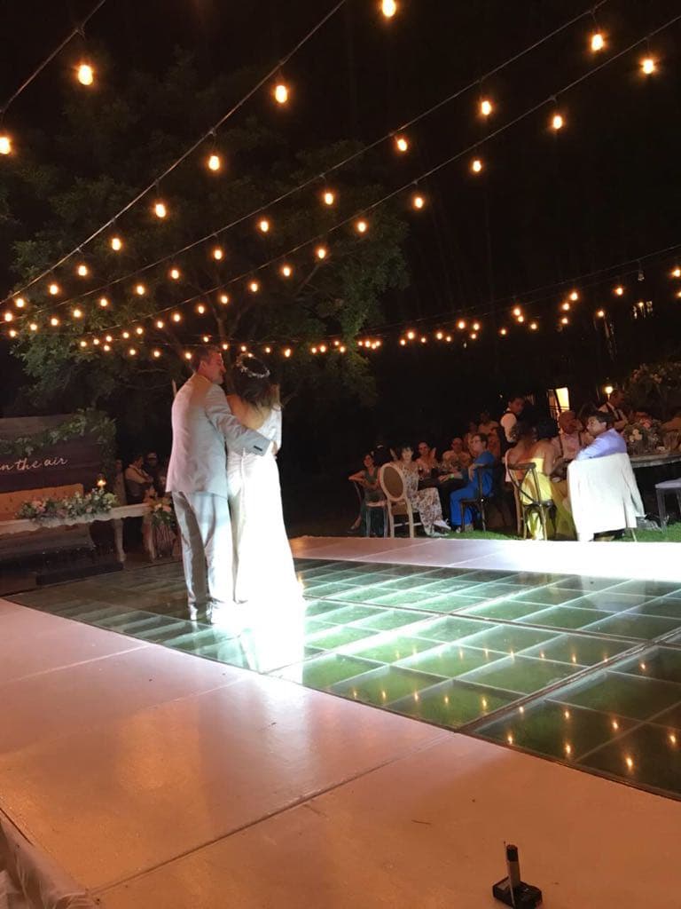 Después del baile de los novios, la pista estaba lista para recibir a los invitados.