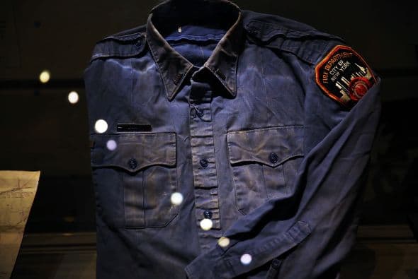 Una camisa usada por uno de los bomberos que socorrió a las víctimas del 11 de Septiembre.