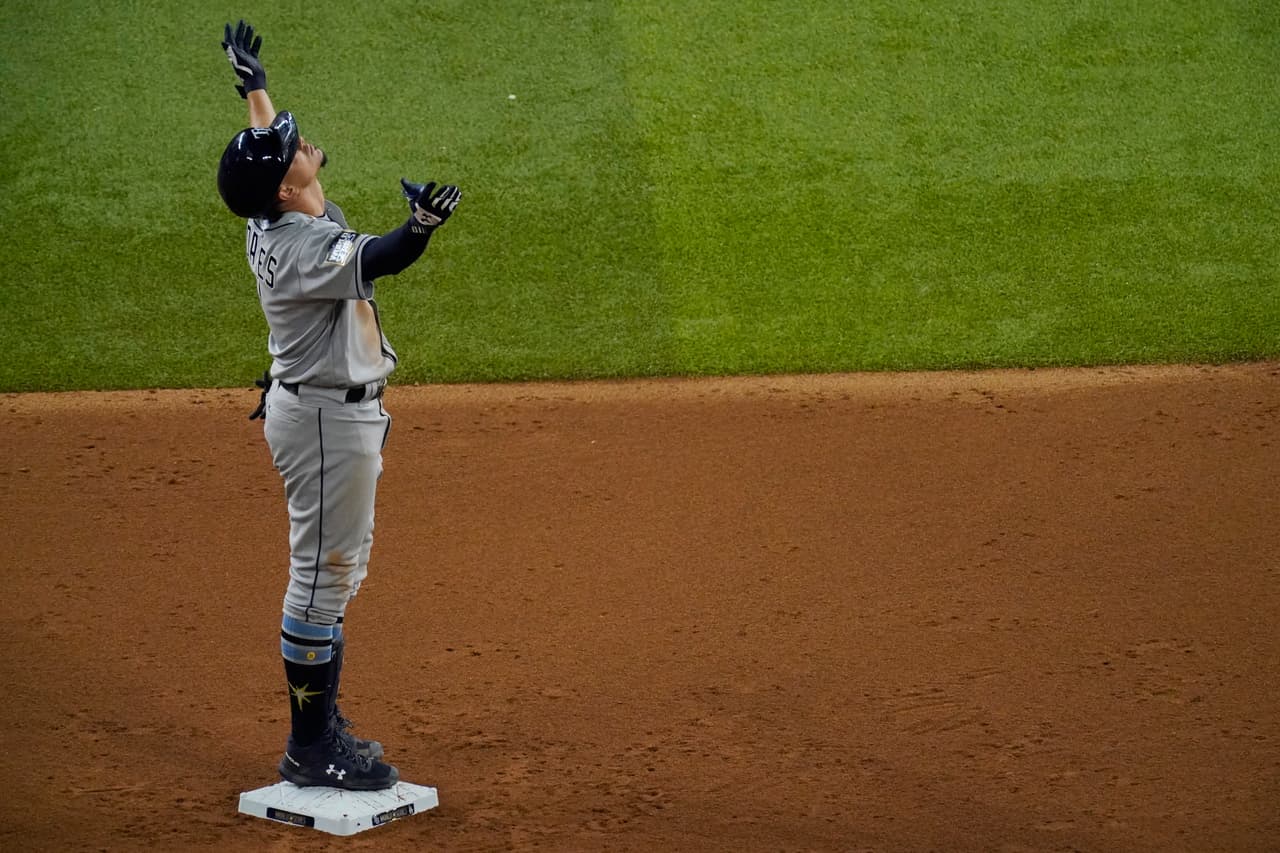 Blake Snell permitió dos carreras pero lanzó nueve ponches en la victoria 6-4 de los Tampa Bay Rays sobre Los Angeles Dodgers.