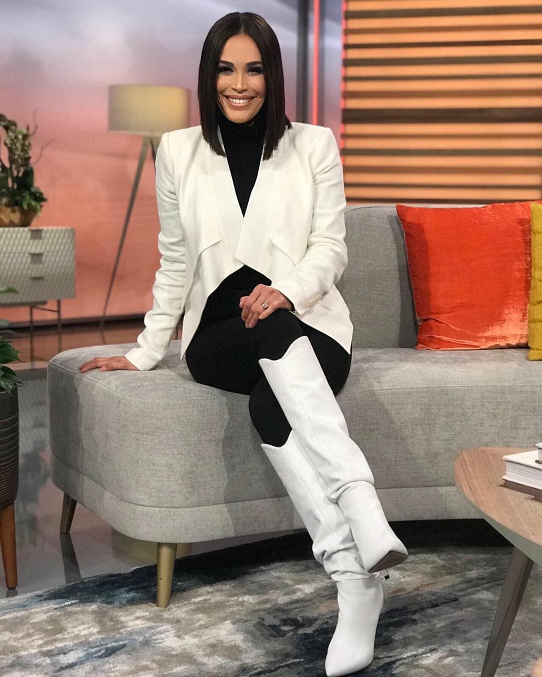 Además de las redes sociales, Karla Martínez cuenta con el sitio Web karlamartínez.tv, aquí desmenuza algunos de sus 'outfits' para inspirar a las mujeres a verse y sentirse "siempre bellas".