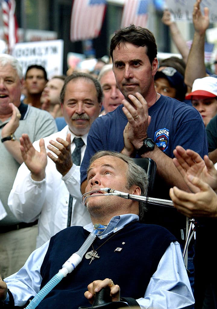 Imagen de archivo de un rally en 2004 que muestra el aplauso de los presentes al detective Steven McDonald, quien en 1986 fue baleado mientras cumplía sus funciones.