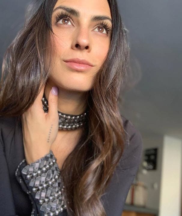 Valeria Marín tiene pelo y ojos castaños. Además, suele llevar un maquillaje poco cargado.