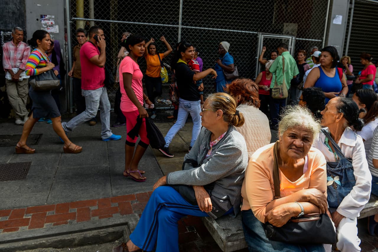 Las largas filas en espera de los escasos abastecimientos hacen que muchos no vayan a estudiar o asistan al trabajo.