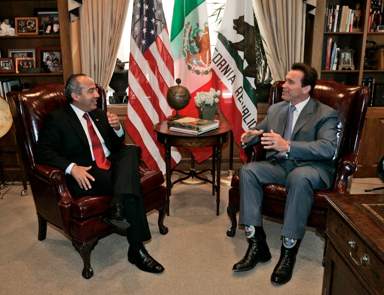 El gobernador Arnold Schwarzenegger recibio en 2008 al presidente mexicano Felipe Calderón en su oficina privada en el Capitolio en Sacramento, California. Se dijo que hablaron de temas comerciales y ambientales.