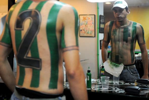 El colombiano Felipe Álvarez tatuó su torso con la camiseta de su equipo favorito de futbol, el Atlético Nacional.