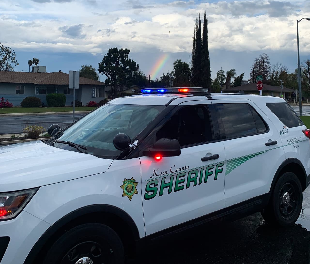 Después de una investigación, las autoridades llegaron a una propiedad rural al norte de Neenach para ejecutar una orden de registro, al arribar dos personas intentaron escapar del lugar.