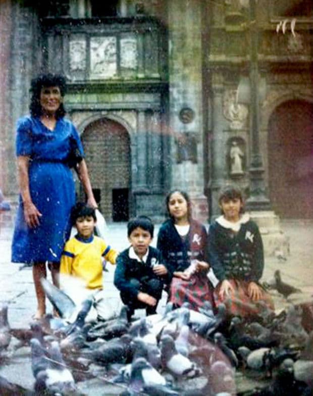 Teresa Galindo junto a cuatro de sus ocho hijos, entre ellos César Vargas (al centro), en Puebla, México antes de comenzar el trayecto hacia Estados Unidos. "Mi mamá llevaba una bolsa de plástico y en esa bolsa teníamos toda nuestra vida", cuenta Vargas de aquel momento que cree que ocurrió en abril de 1990.
<br>
