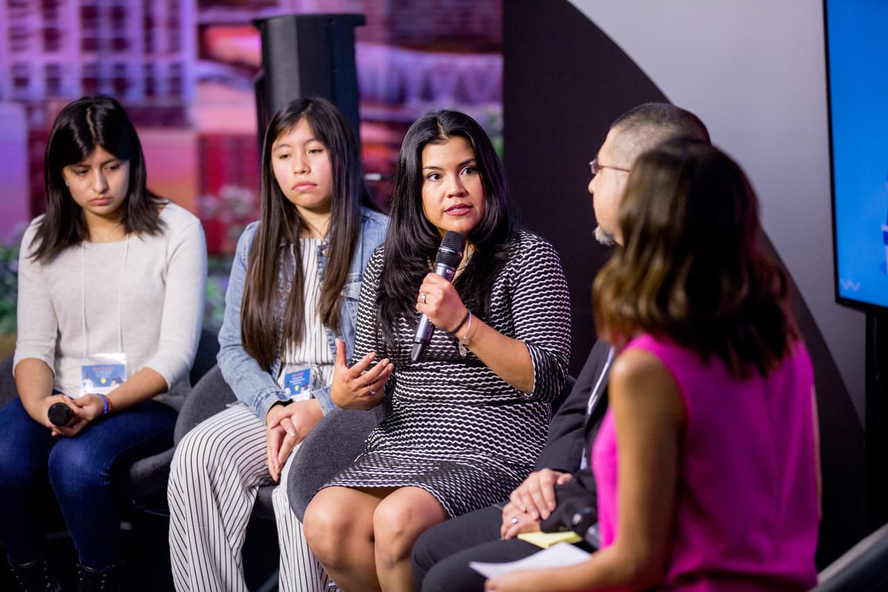 Karla Hernandez-Mats, presidenta del sindicato de maestros de Dade, UTD, comparte su experiencia con el panel “Apoyando las necesidades socio-emocionales de los estudiantes latinos” junto a tres estudiantes de secundaria, Ricky Castro y Pamela Silva Conde.