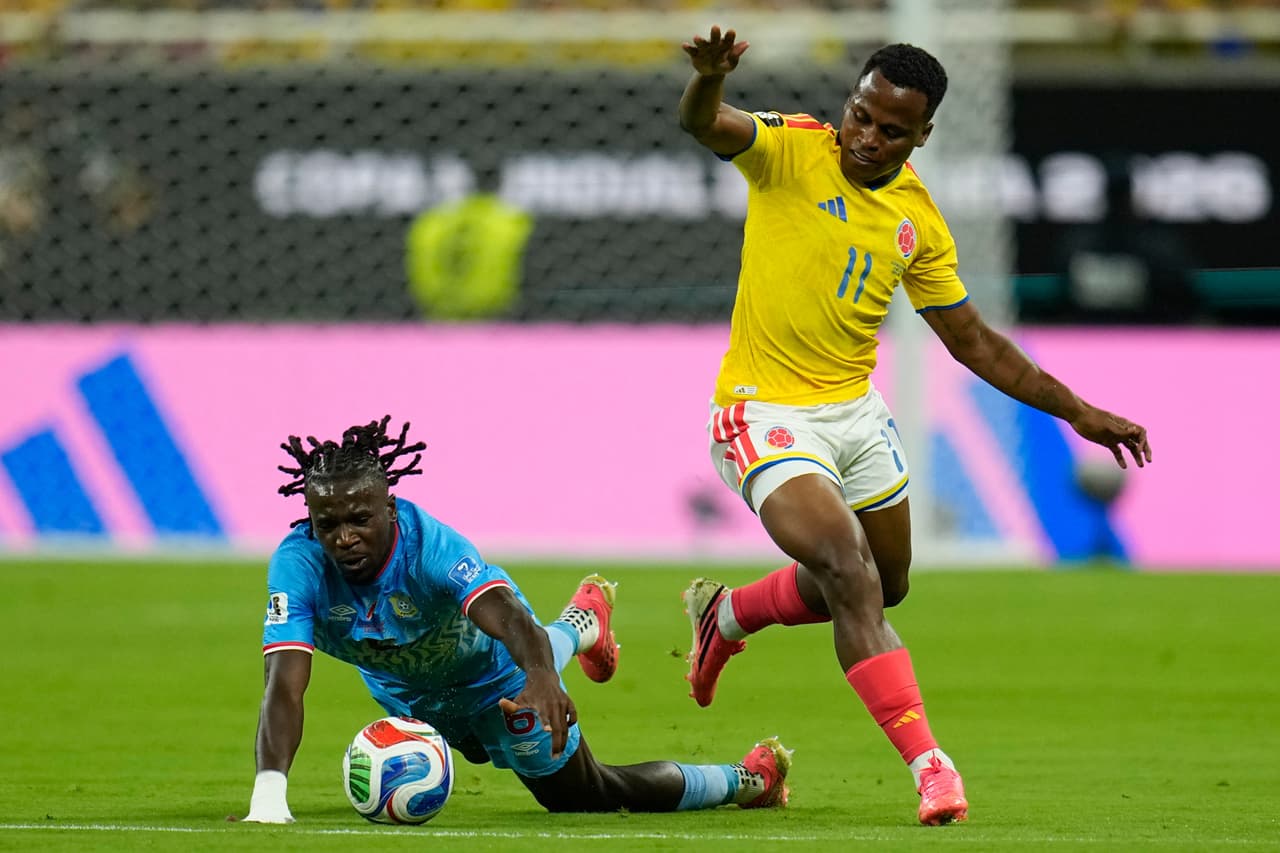 El congoleño Ngalayel Mukau cae al suelo tras un choque con el colombiano Jhon Arias durante el partido de fútbol del Grupo K de la Copa del Mundo entre Colombia y el Congo, en Zapopan, cerca de Guadalajara, México, el martes 23 de junio de 2026.