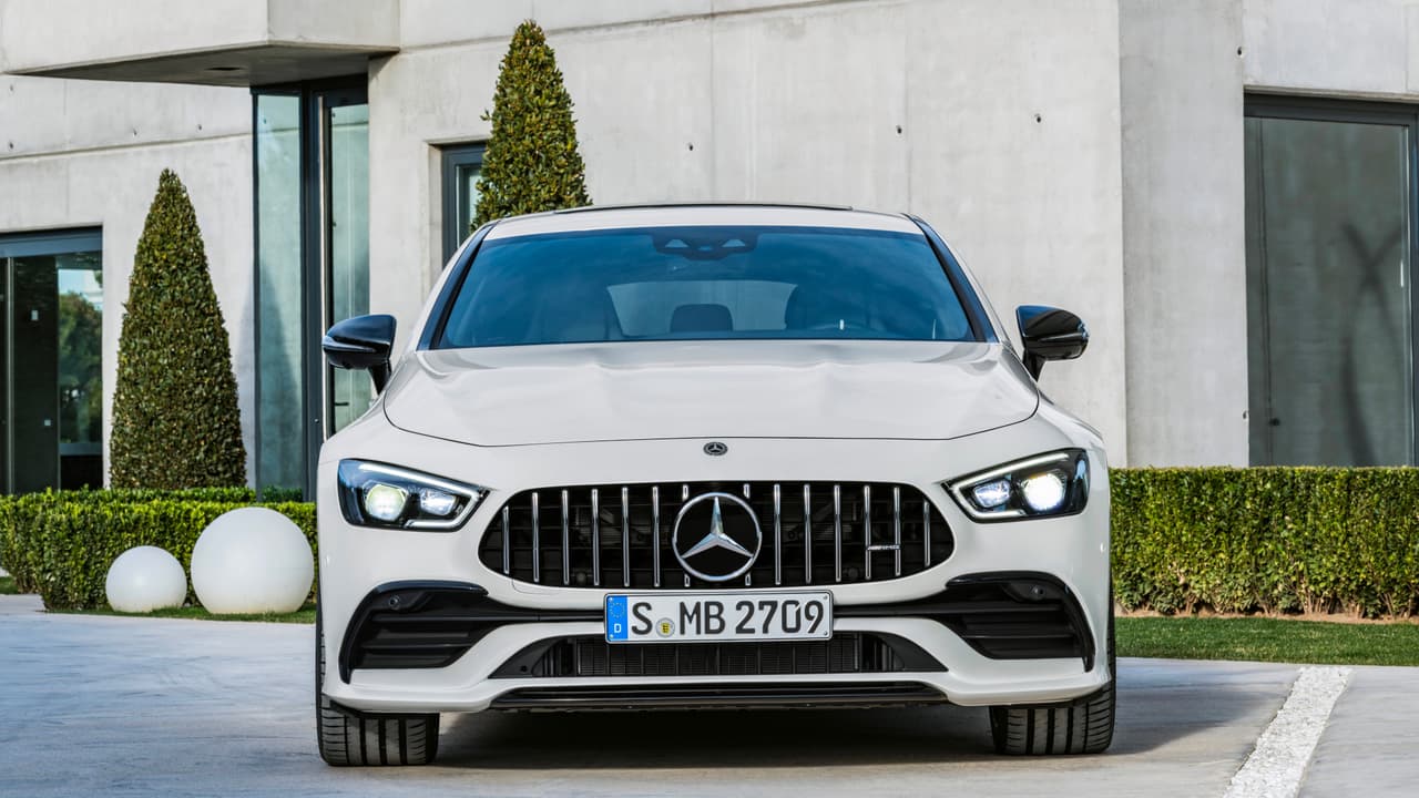 <h3 class="cms-h3-H3">Datos técnicos del Mercedes-AMG GT 53 2019:</h3>
<br>
<table> 
 <tbody>
  <tr> 
   <td></td> 
   <td></td> 
  </tr> 
  <tr> 
   <td>Motor</td> 
   <td>AMG 3.0L V6 turbo con EQ boost</td> 
  </tr> 
  <tr> 
   <td>Desplazamiento</td> 
   <td>2,996 cc</td> 
  </tr> 
  <tr> 
   <td>Potencia</td> 
   <td>429 caballos de fuerza @ 6,100 rpm</td> 
  </tr> 
  <tr> 
   <td>Torque</td> 
   <td>384 lb-pie @ 1,800-5,800 rpm </td> 
  </tr> 
  <tr> 
   <td>Tracción</td> 
   <td>Sistema de tracción integral AMG Performance 4MATIC+ con distribución de torque totalmente variable</td> 
  </tr> 
  <tr> 
   <td>Transmisión</td> 
   <td>AMG SPEEDSHIFT TCT de 9 velocidades</td> 
  </tr> 
  <tr> 
   <td>Aceleración 0-60</td> 
   <td>Estimada en 4.4 segundos</td> 
  </tr> 
  <tr> 
   <td>Velocidad máxima</td> 
   <td>174 mph (limitada electrónicamente) </td> 
  </tr> 
 </tbody>
</table>