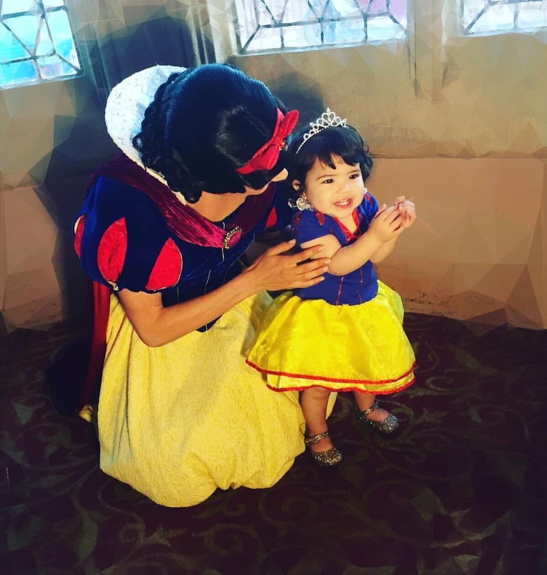 En su aniversario número uno la vemos disfrazada de la princesa Blanca Nieves.