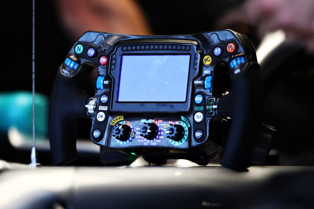 Este viernes los motores se prendieron en el Red Bull Ring, en Spielberg, para dar inicio al Gran Premio de Austria con las primeras dos sesiones libres. Charles Leclerc y Lewis Hamilton fueron los dos más rápidos en una jornada accidentada en la que Max Vertsappen, Valtteri Bottas, Sebastian Vettel, Pierre Gasly, entre otros, tuvieron inconvenientes.