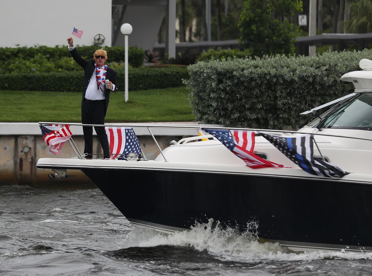 El desfile se llevó a cabo en el área de Fort Lauderdale, en el condado Broward y se podían ver en los botes las banderas de la campaña Trump-Pence, así como de los Estados Unidos.