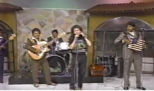 Alex Lora tiene un lado norteño y tenemos la prueba