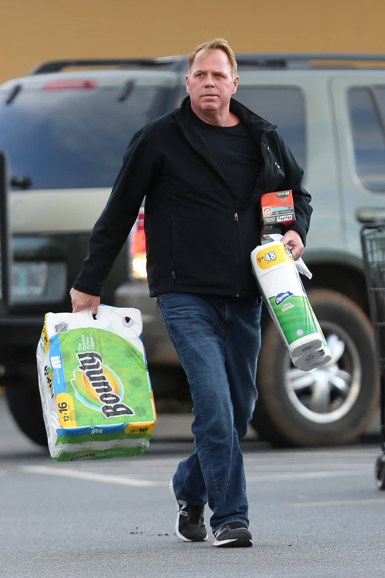 De acuerdo con su hijo 
<b><a href="https://www.univision.com/famosos/el-hermanastro-de-meghan-markle-quiere-que-ella-cubra-sus-necesidades-y-luego-ayude-al-resto-del-mundo-fotos" target="_blank">Thomas Markle Jr</a>.</b>, el padre de la duquesa podría buscar instancias legales para que se le permita ver al niño. 
<br>