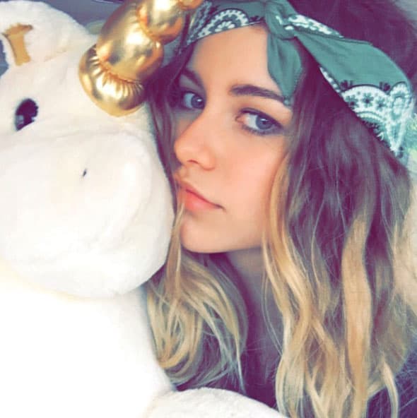 Sea momentos tiernos en su vida cotidiana, como con su adorado unicornio de peluche...