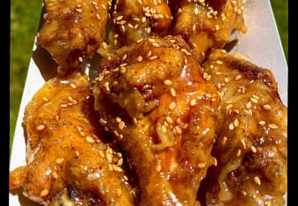 <h3 class="cms-H3-H3">Alitas de pollo coreanas con mantequilla y miel</h3>
<br>Pollo frito crujiente, rociado con salsa de mantequilla y miel.