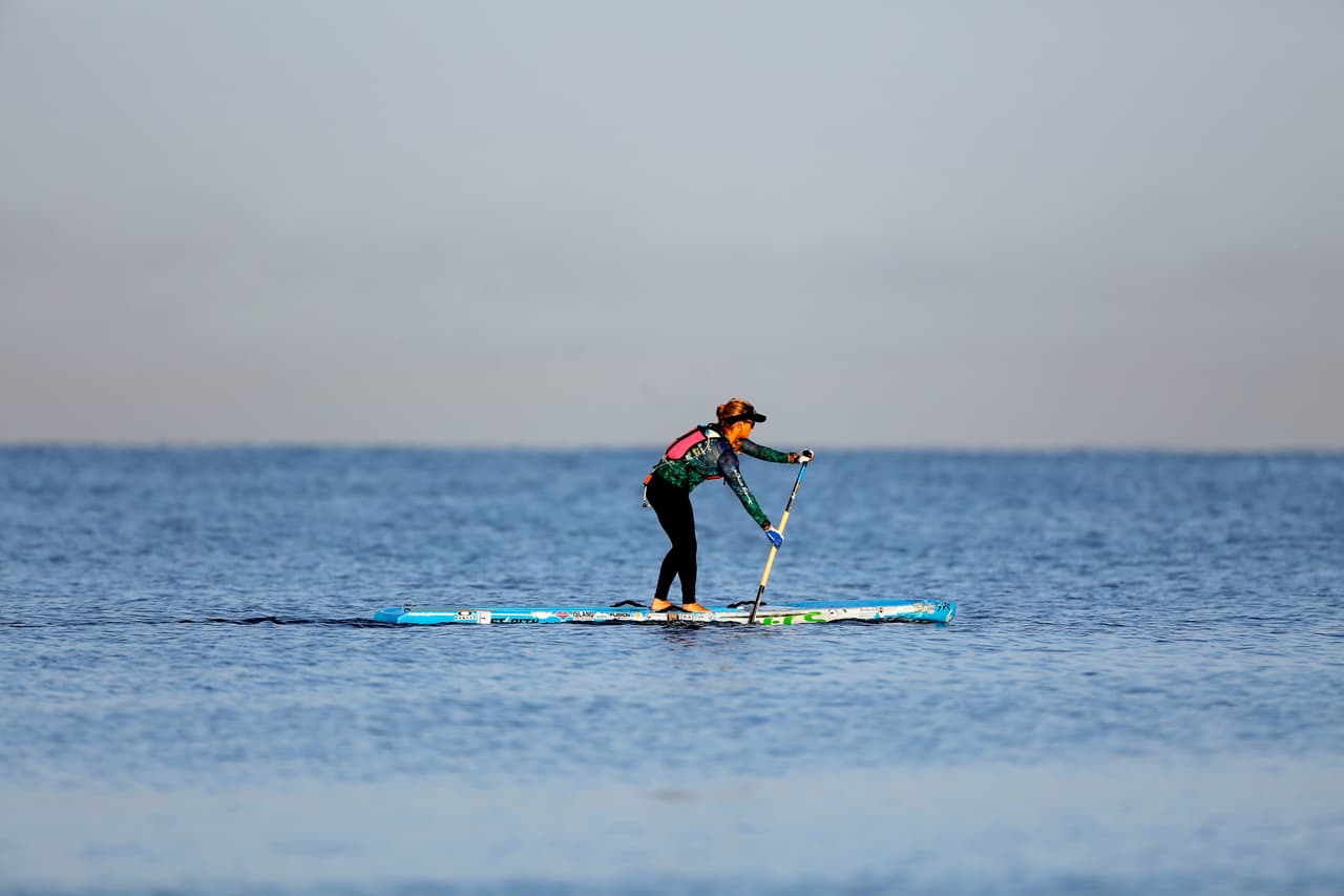 Victoria Burgess navega a mar abierto al comienzo de su intento de cruzar el estrecho de Florida desde Cuba. Este tramo es conocido por su alta presencia de tiburones.